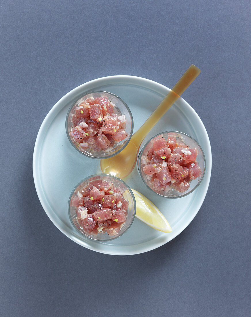 Tuna tartare with lemon and basil oil