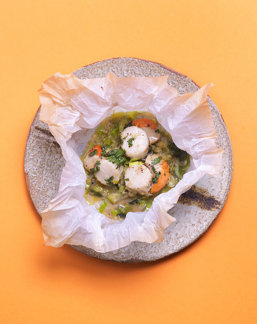 Scallops with coriander in parchment paper