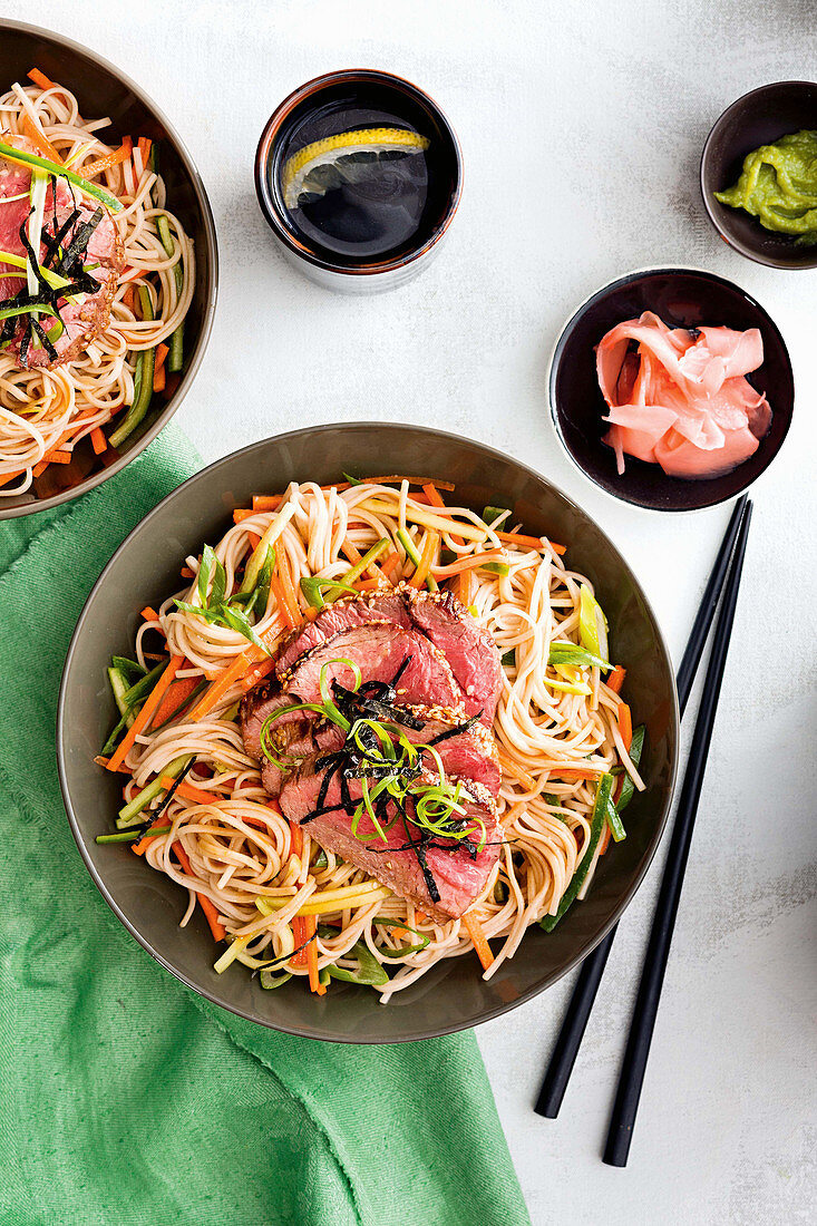 Lauwarmer Sobanudelsalat mit Sesam-Rindfleisch