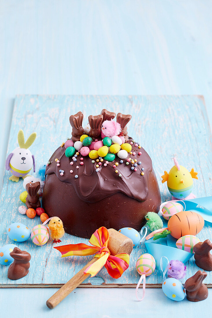 Schokoladen Smash Cake in Eierform mit Ostereierfüllung