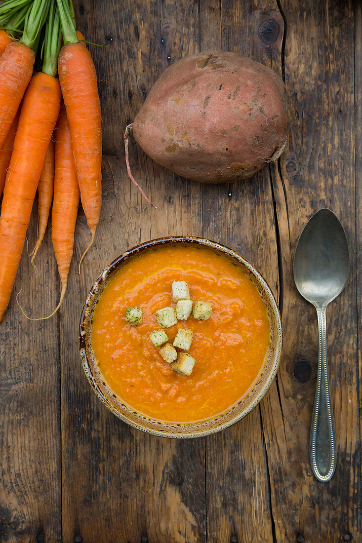 Karotten-Süsskartoffel-Suppe mit Croûtons