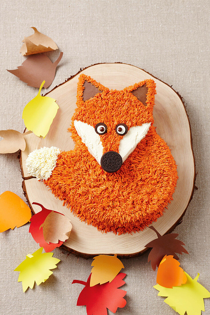 Lustige Fuchs-Torte mit herbstlichem Papierlaub