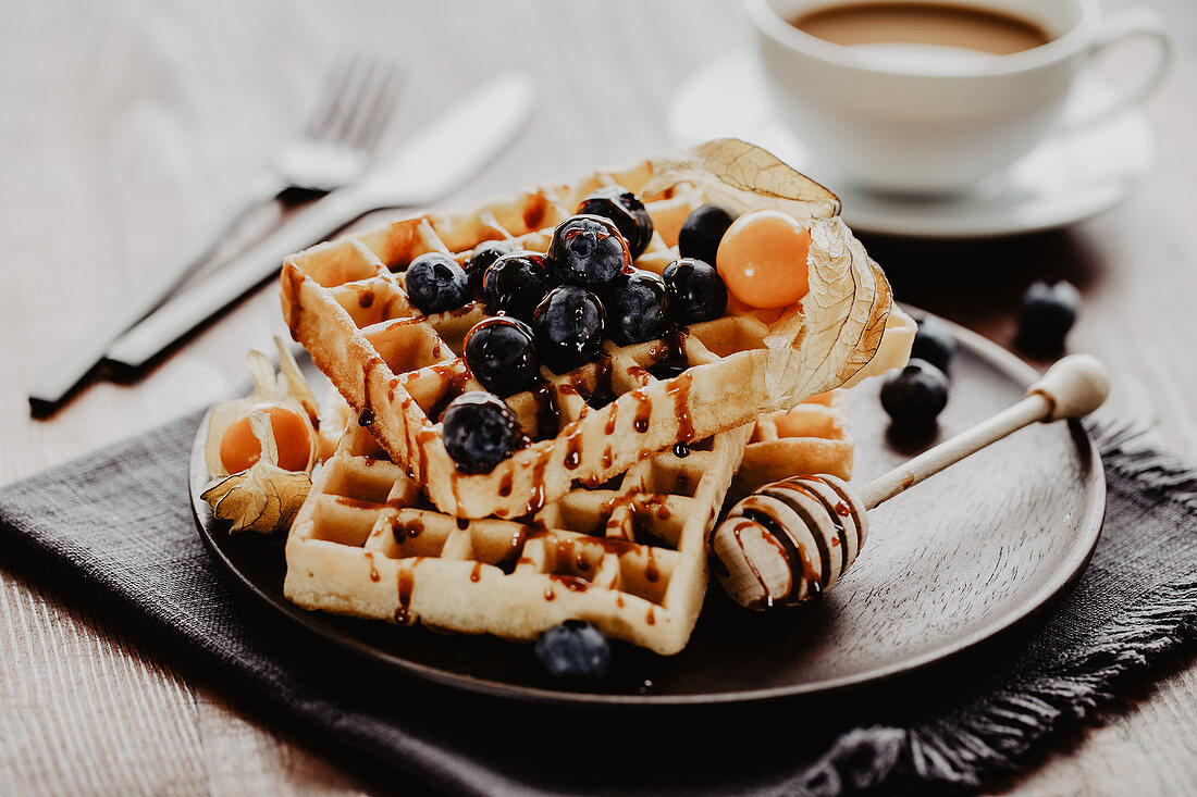 Waffeln mit Heidelbeeren und Ahornsirup