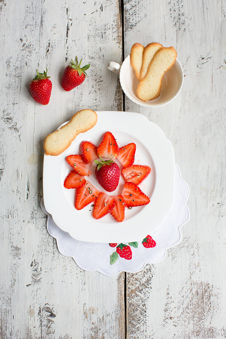 Strawberries with black pepper and sponge biscuits