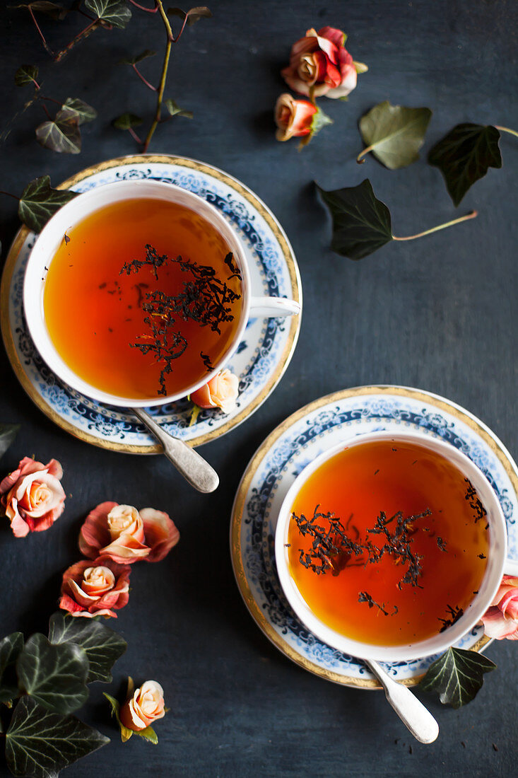 Zwei Tassen Tee mit Rosendeko