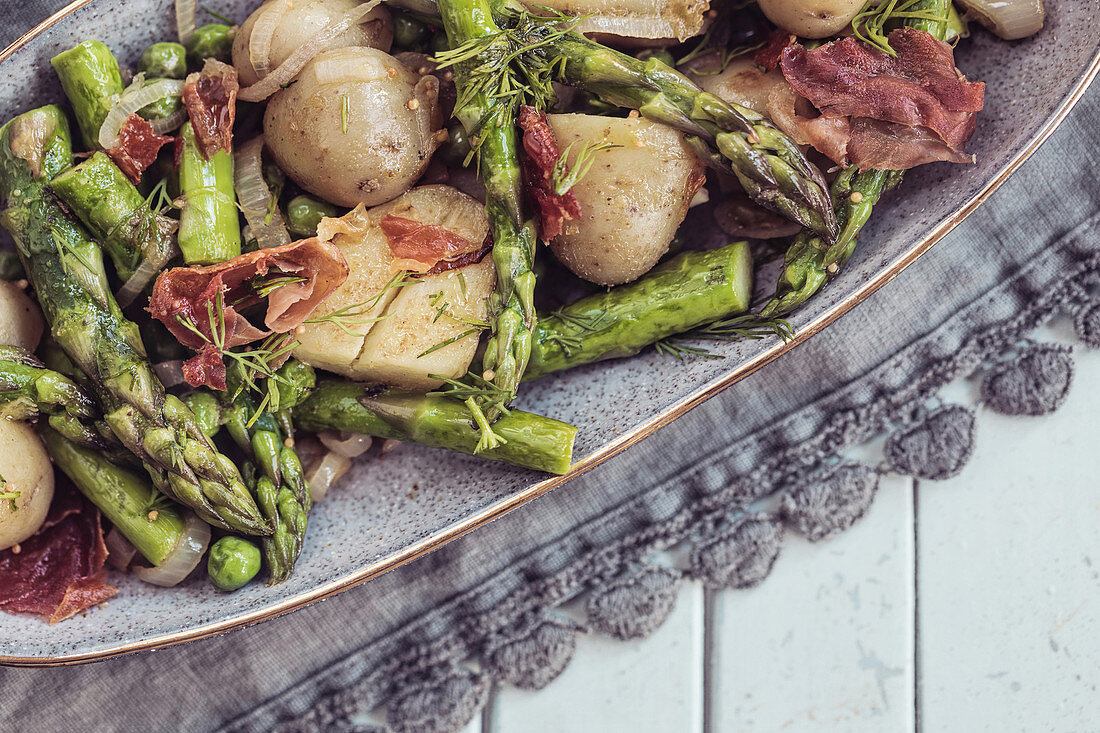 Spargelsalat mit neuen Kartoffeln, Parmaschinken, Erbsen und Dill