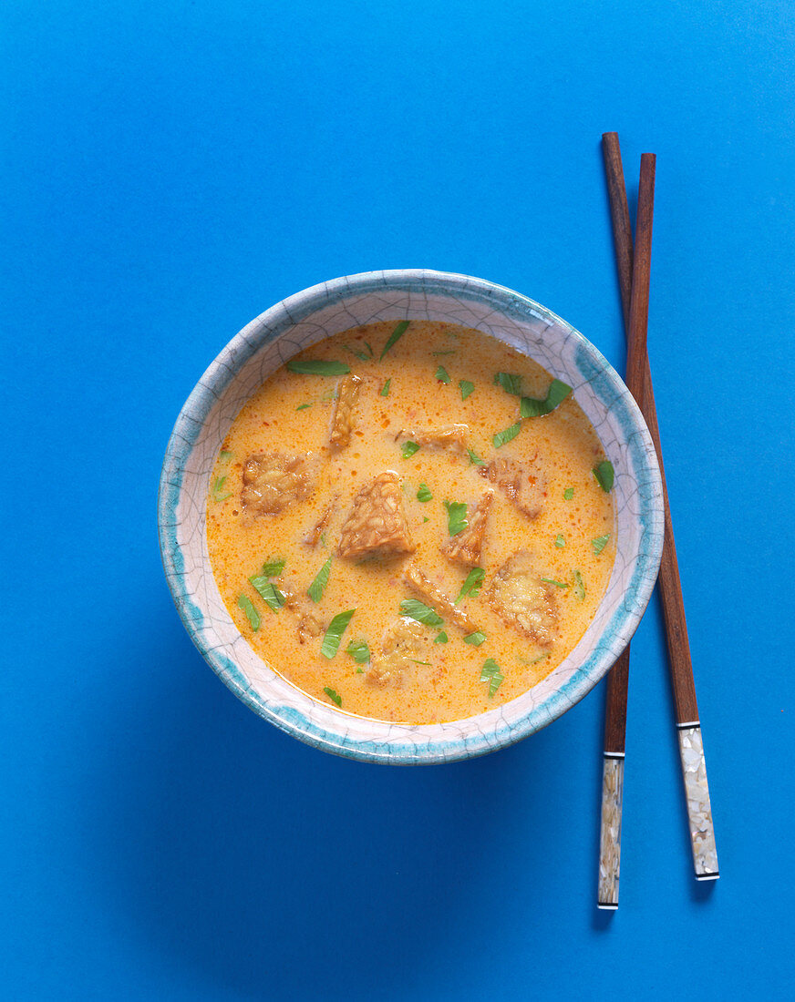 Curry soup with fried tempeh