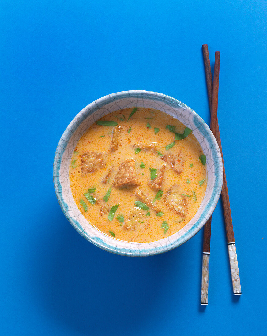 Currysuppe mit gebratenem Tempeh