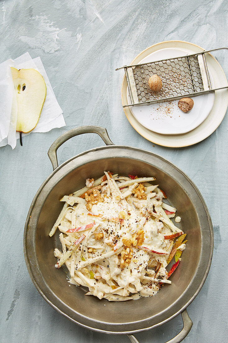 Bunte Gemüsenudeln mit Gorgonzola und Walnüssen (Low Carb)