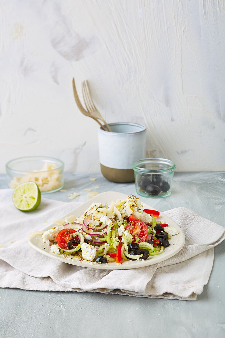 Griechischer Gemüsenudelsalat mit Feta, Tomaten und Oliven (Low Carb)