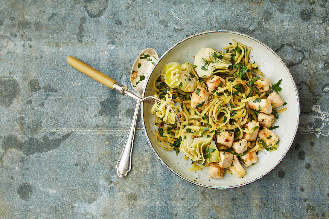 Parsnip noodles with artichokes and chicken (low carb)