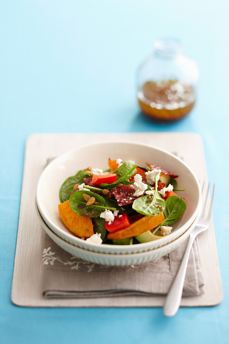 Kürbis-Spinat-Salat mit Feta und Salami