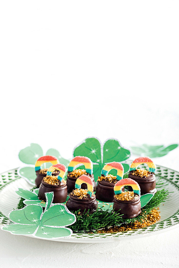 Kleine Schokoladentöpfchen mit Goldzucker zum St. Patricks Day (Irland)