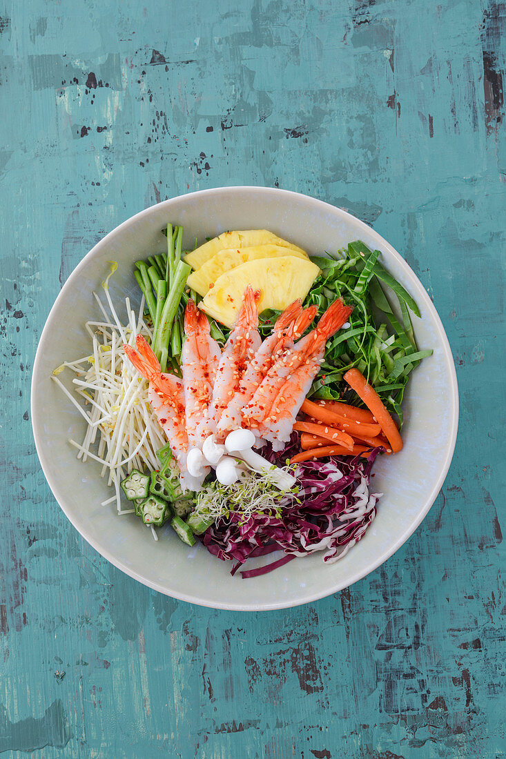 Poke Bowl mit Wasserspinat, Garnelen, Sushireis, Okra und Salaten (Hawaii)