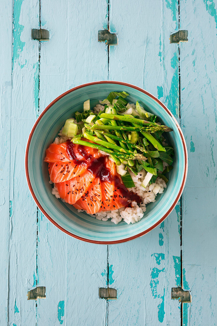 Poke bowl with salmon sashimi, sushi rice, bok choy and Thai asparagus (Hawaii)