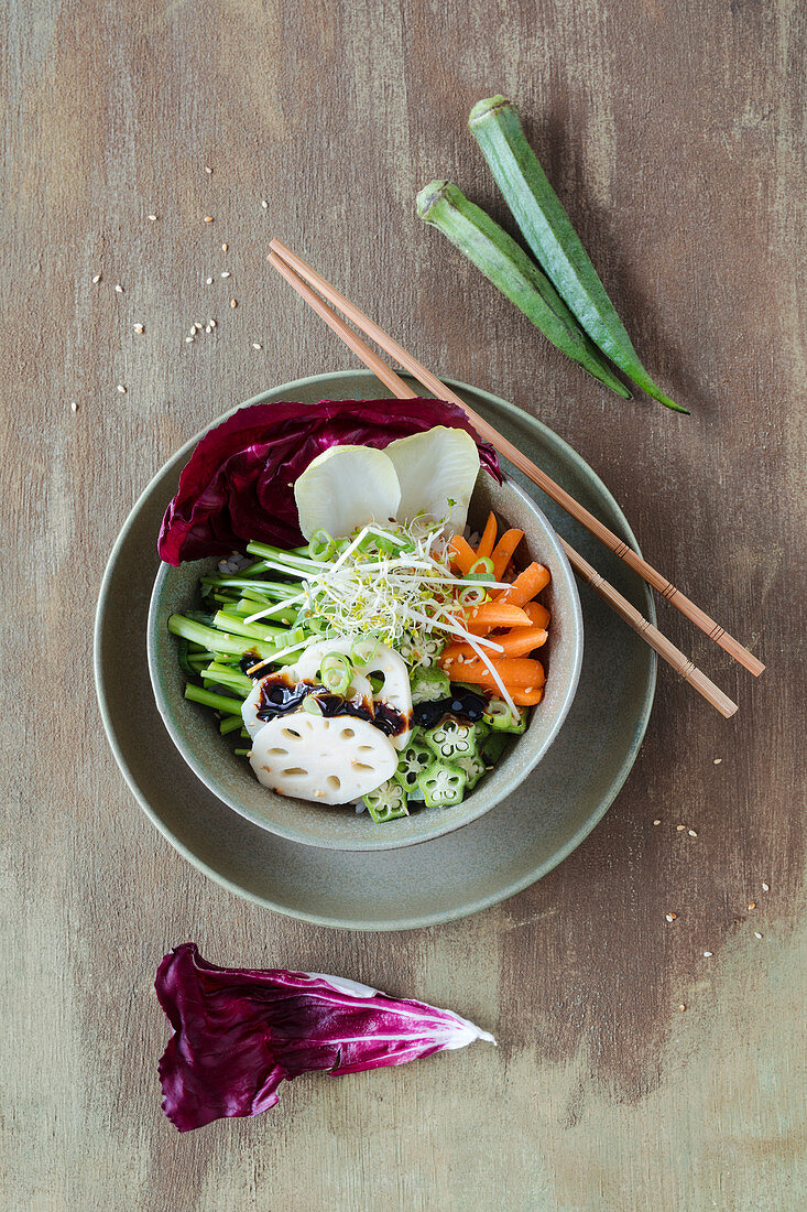 Veganer Poke Bowl mit eingelegter Lotuswurzel, Wasserspinat, Suhisreis, Okra und Sprossen (Hawaii)