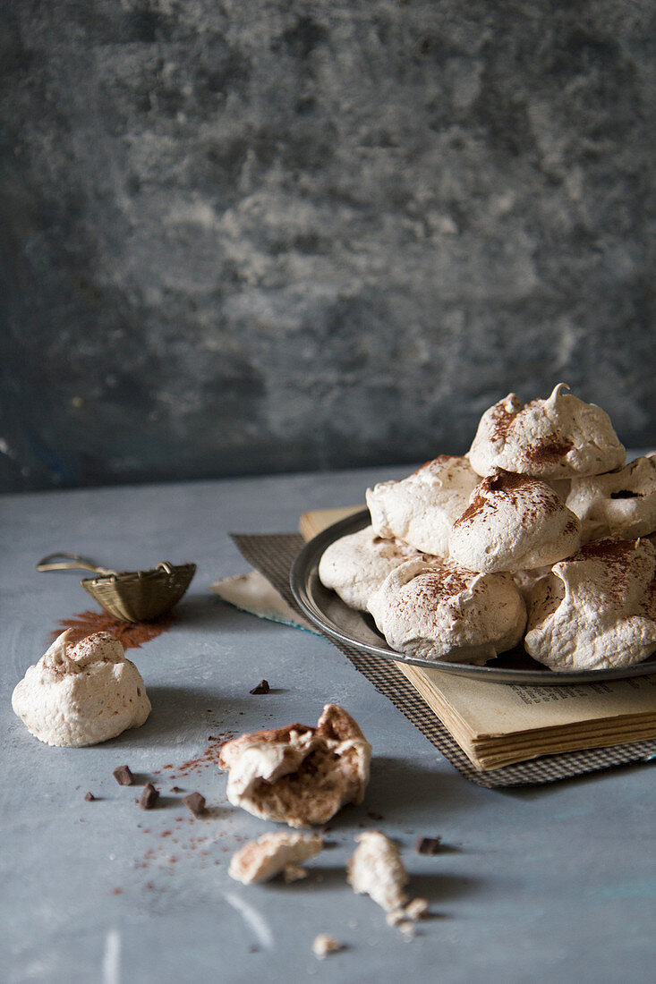 Chocolate meringues with cocoa powder