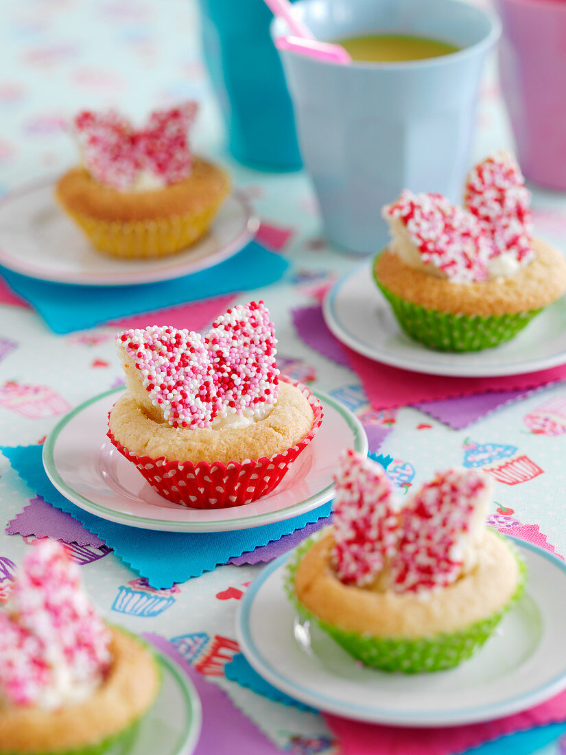 Butterfly Cupcakes mit rosa Zuckerperlen
