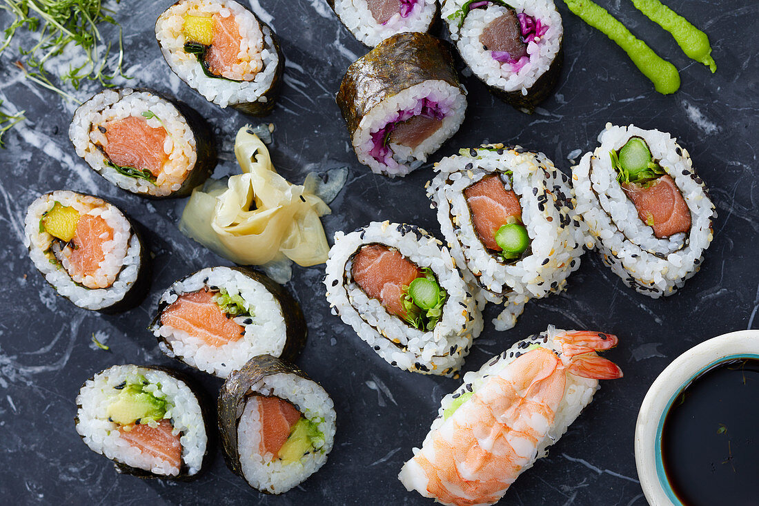Verschiedene Sushi: Maki, California Rolls und Nigiri-Sushi (Japan)