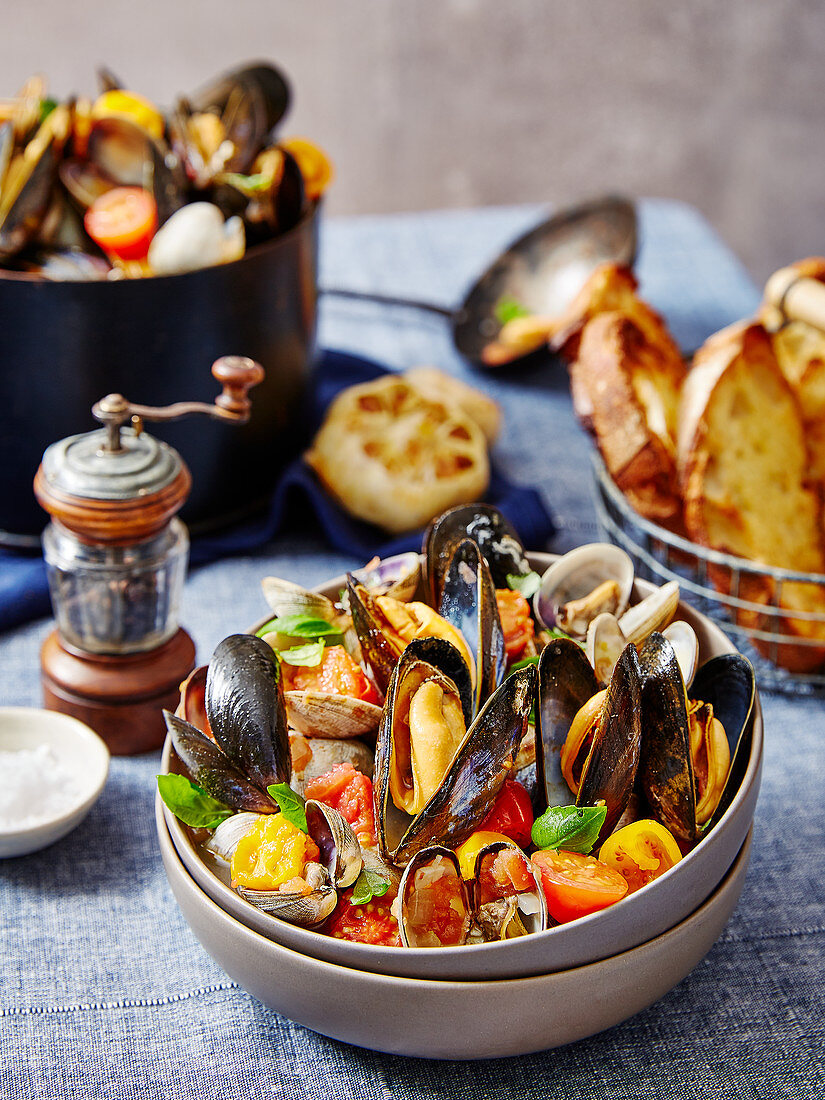 Mussels in white wine with cherry tomatoes and garlic bread