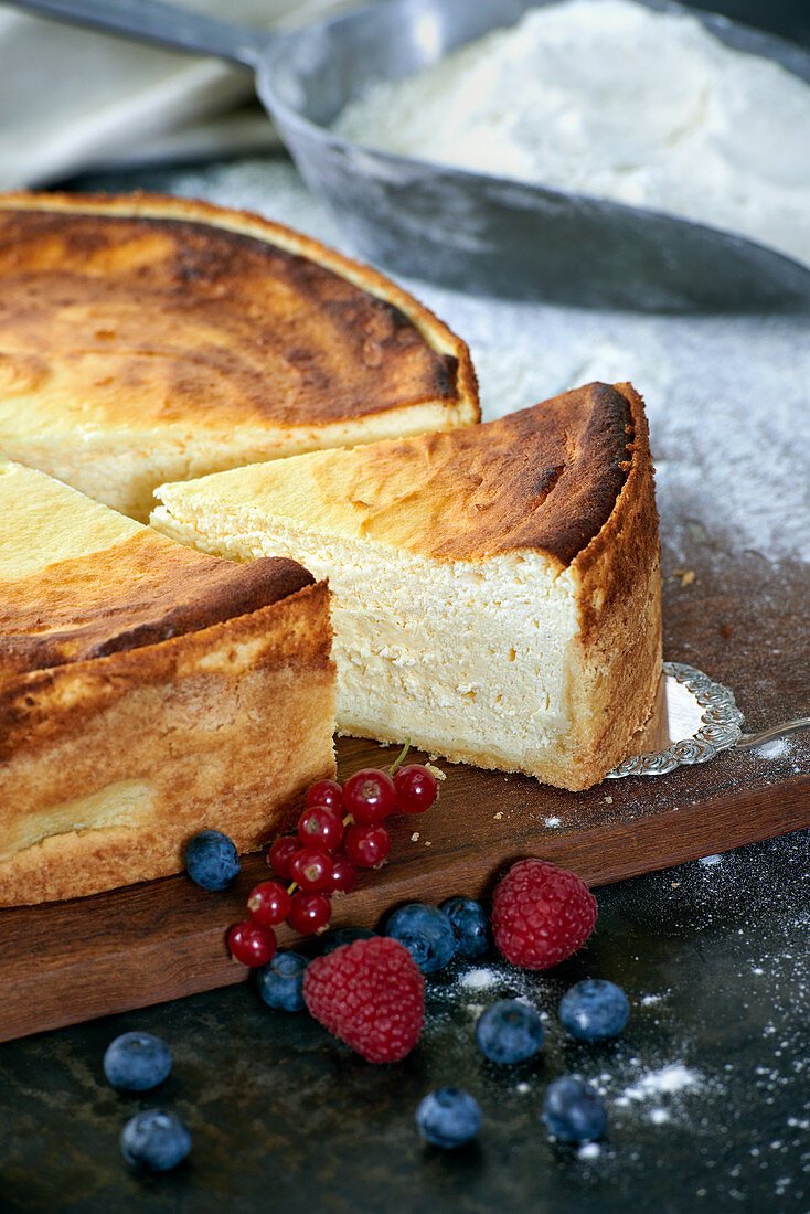Cheesecake with short crust pastry, sliced