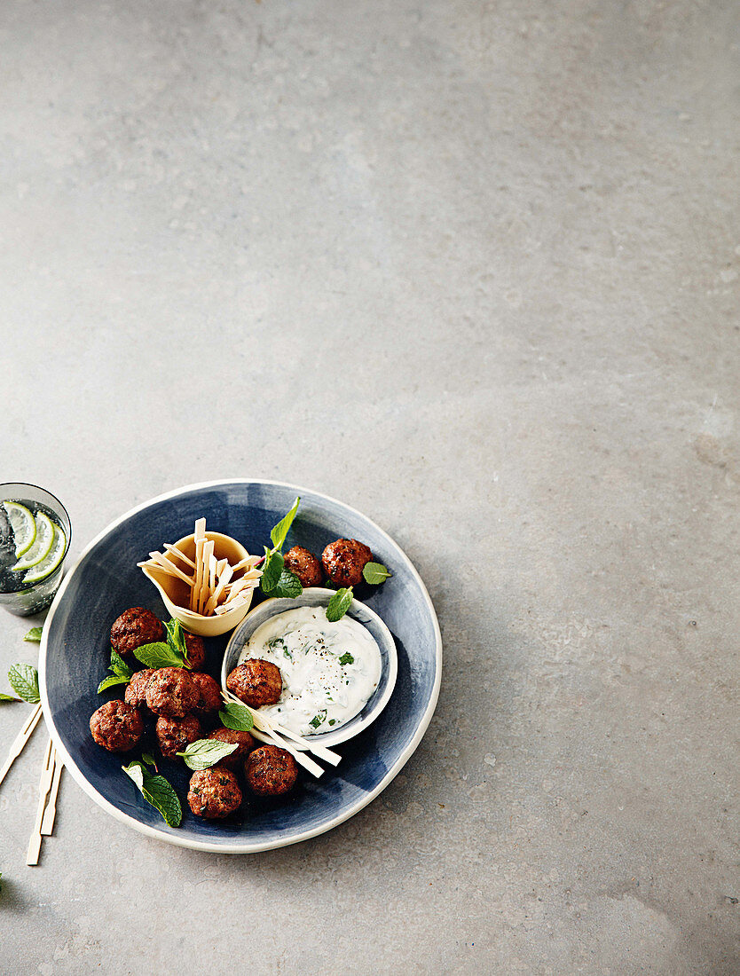 Tandoori-Lammfleischbällchen mit Pfefferminz-Joghurtsauce