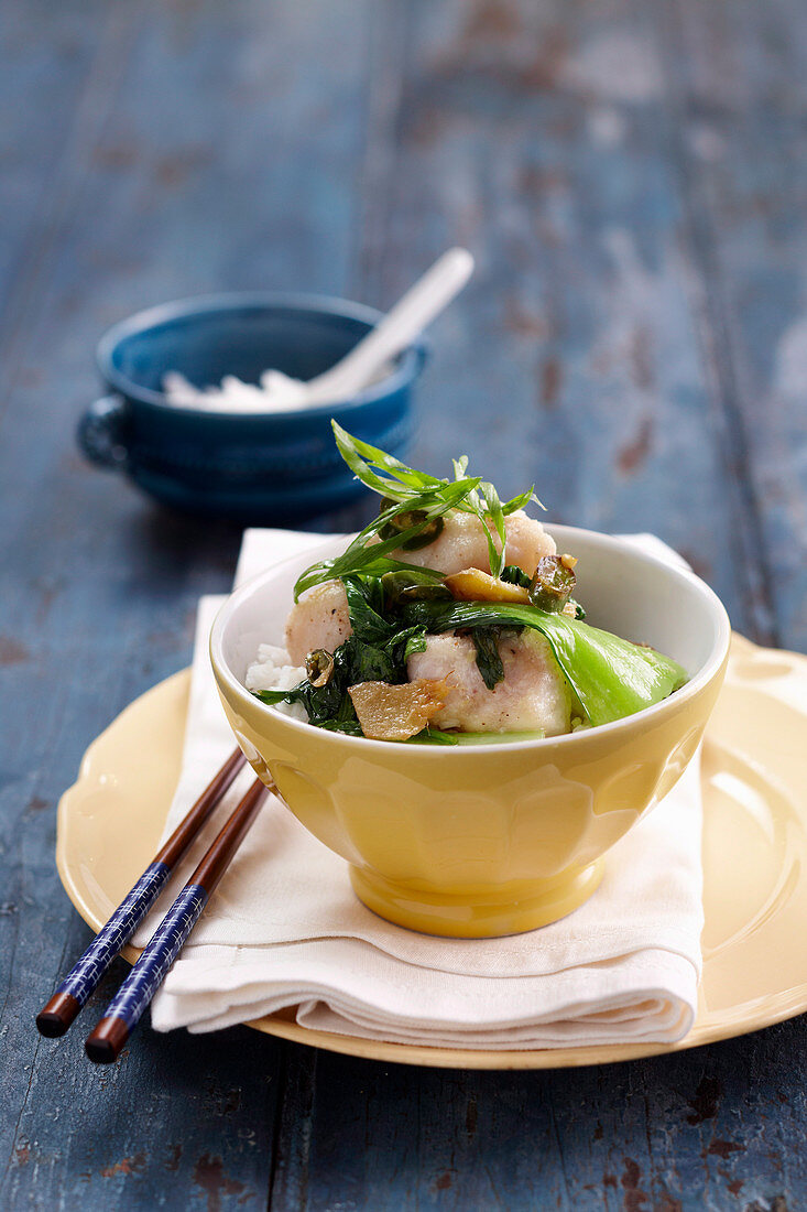 Fisch mit Ingwer und Pak Choi auf Reis