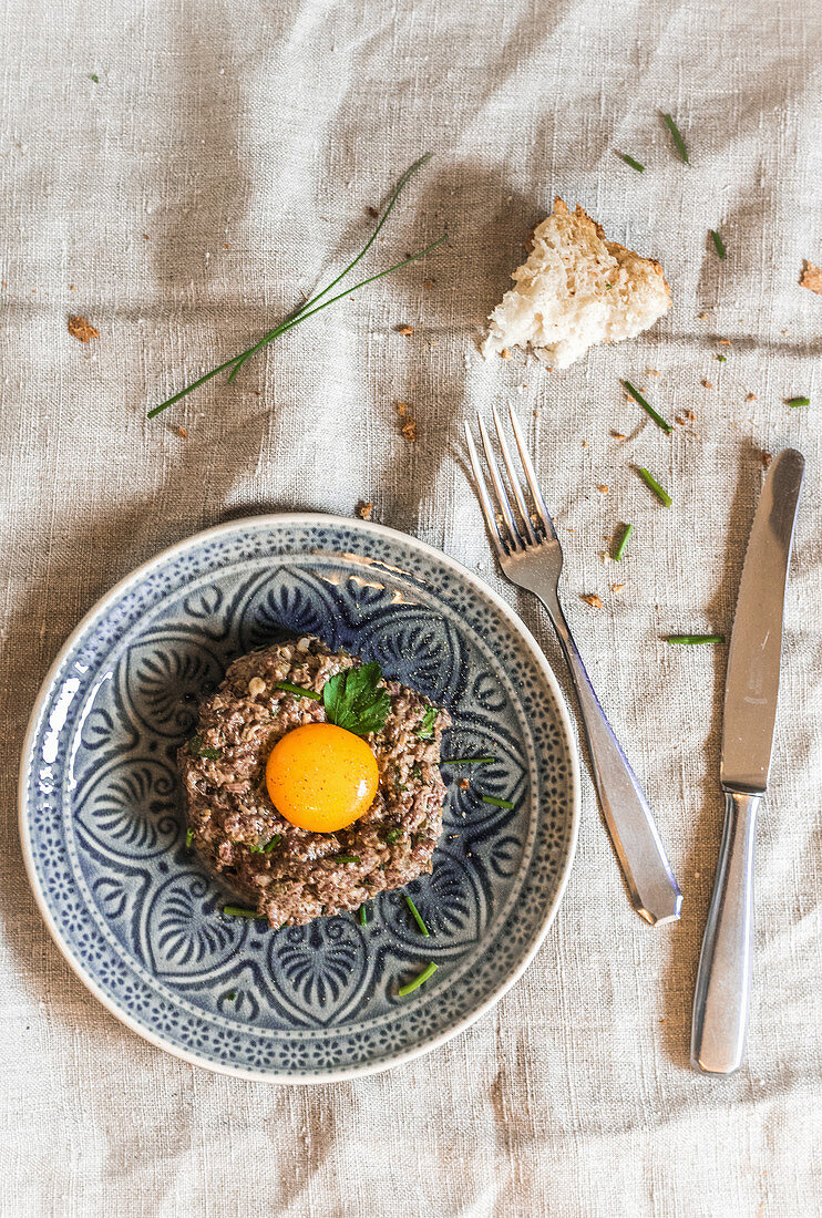 Rindertatar mit Eigelb und Brotstück