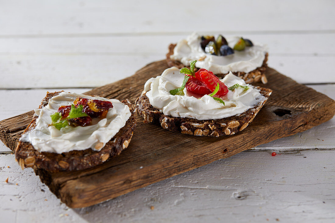 Wholemeal bread topped with cream cheese and fruit (vegan)