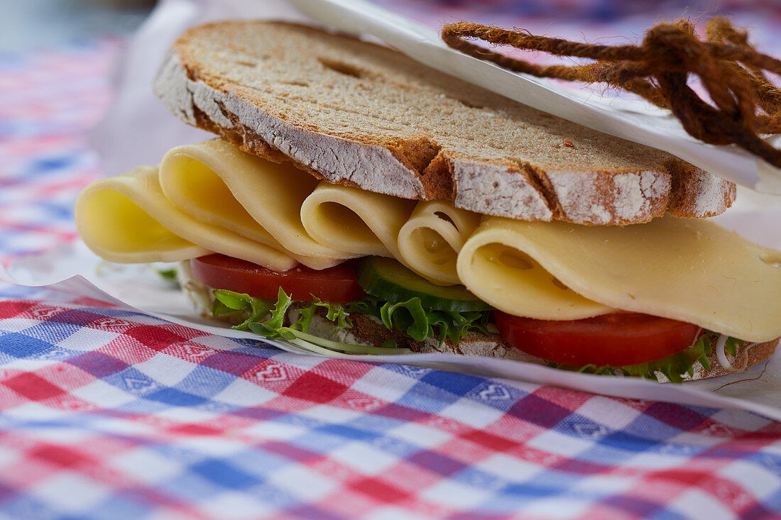 Krustenbrot-Sandwich mit Käse, Tomaten und Salat