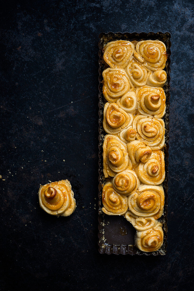 Vegan apricot bun cake