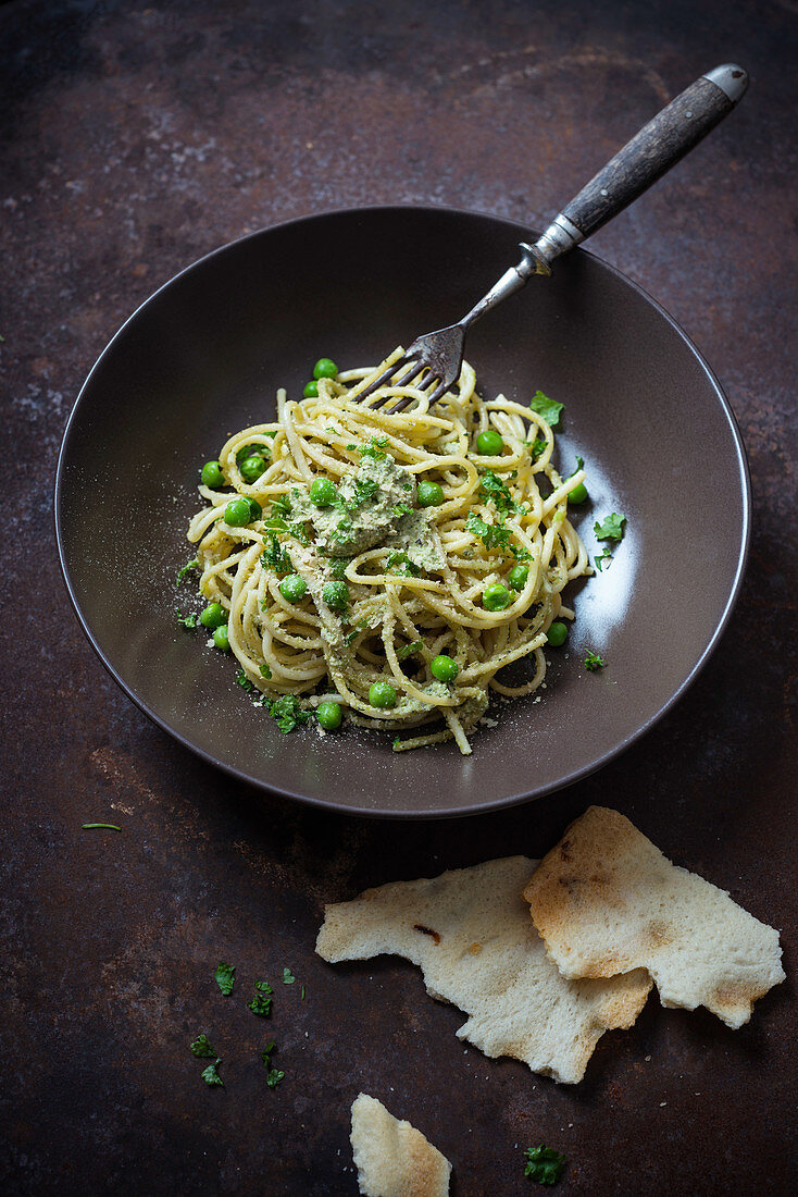 Spaghetti mit Brokkoli-Sonnenblumenkern-Pesto, Erbsen und Hefeflocken (vegan)