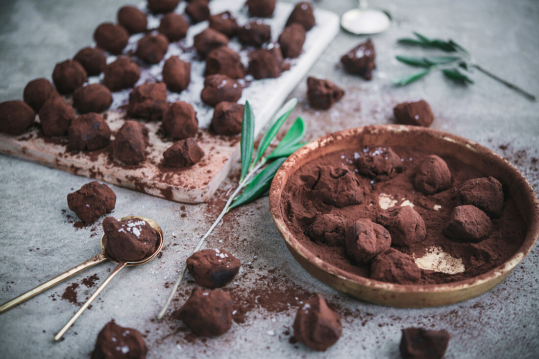 Homemade chocolate truffles with cocoa powder