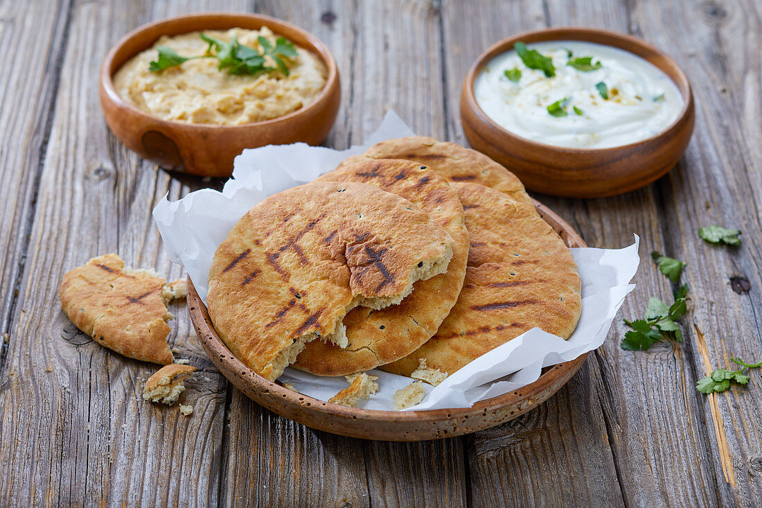 Naan-Brot mit zwei verschiedenen Dips (Indien)