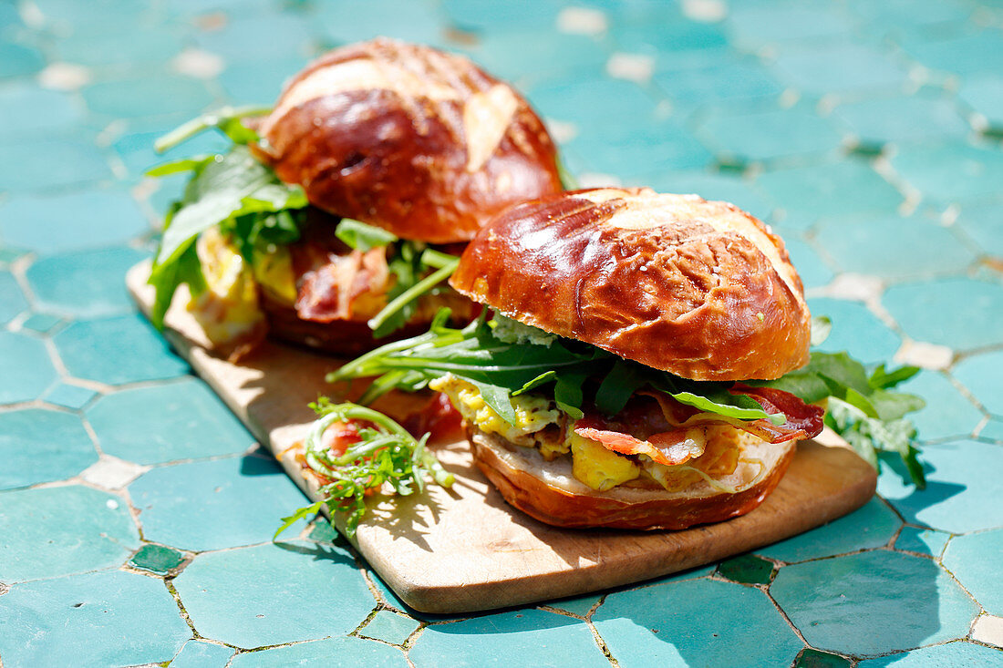 Burgers with bacon, eggs and rocket