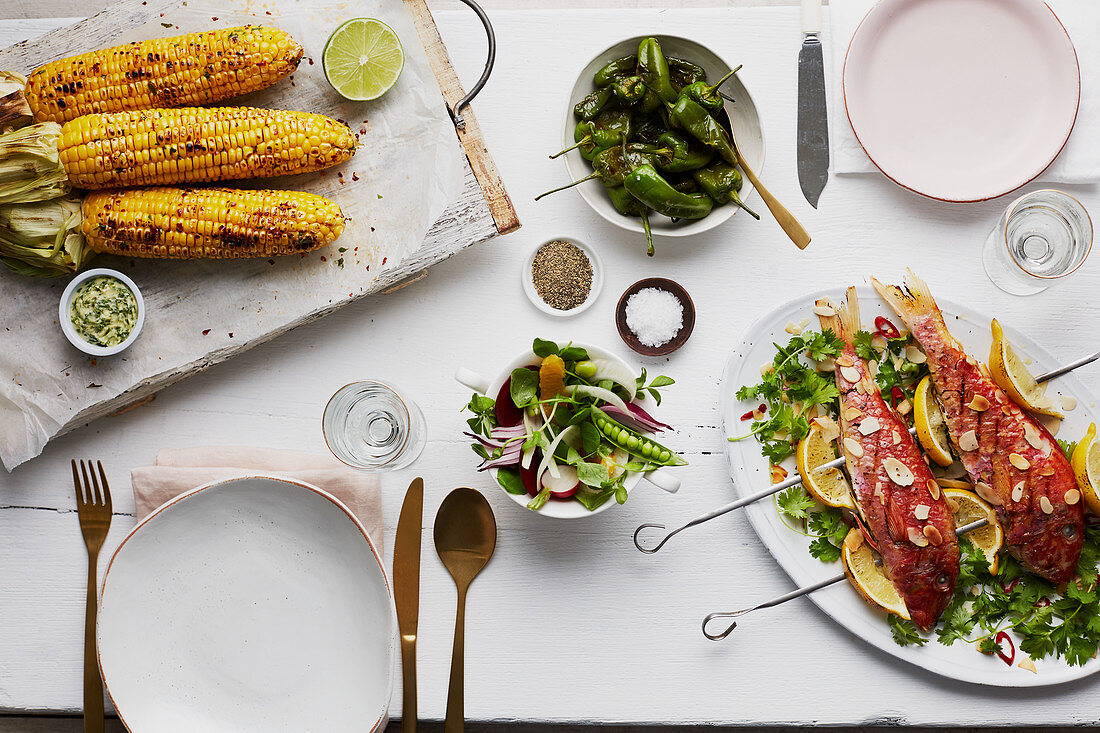 Gegrillte Rotbarben mit Maiskolben und Gemüsesalat