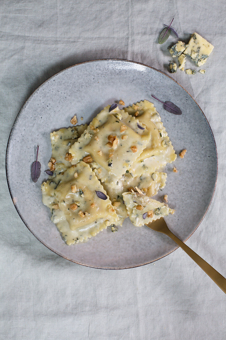 Tortelloni with blue cheese and chopped nuts