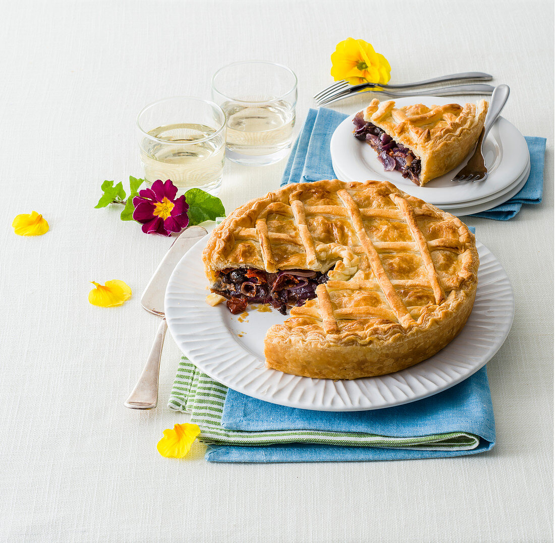 Blätterteigpie mit Sardellen und karamellisierten Zwiebeln zu Ostern