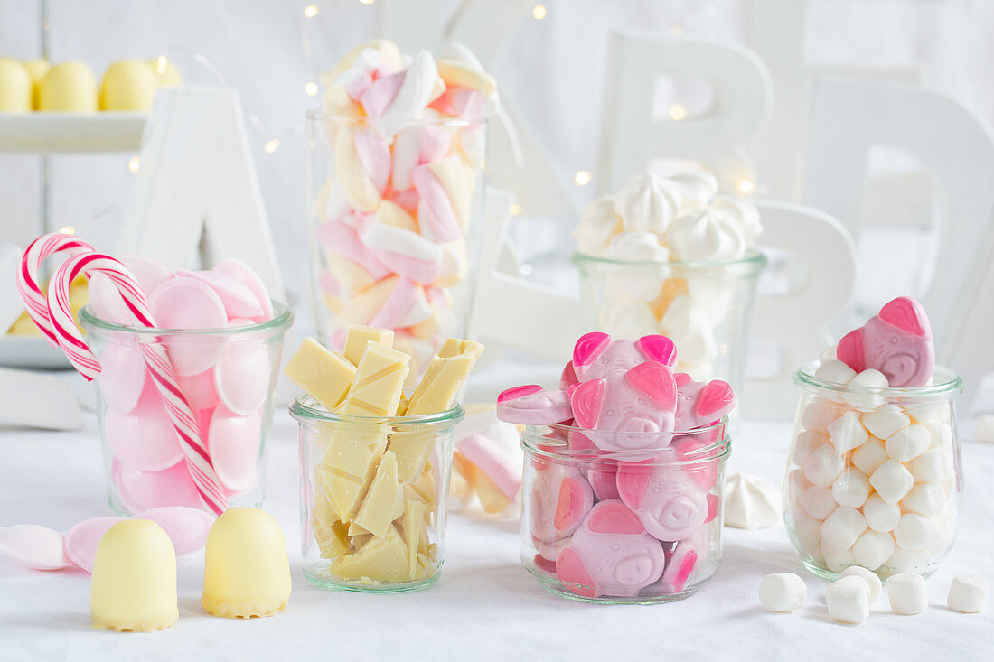 Weiße und rosafarbene Süßigkeiten in Gläsern