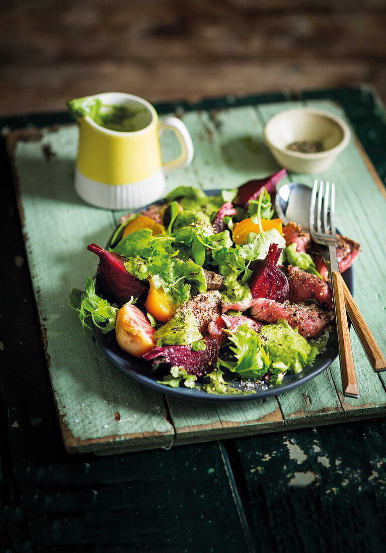 Geräucherter Rote-Bete-Salat mit gegrilltem Rindfleisch