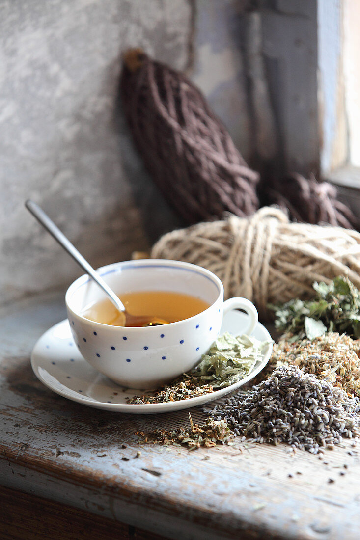 Teetasse mit Kräutern zum Selbermischen