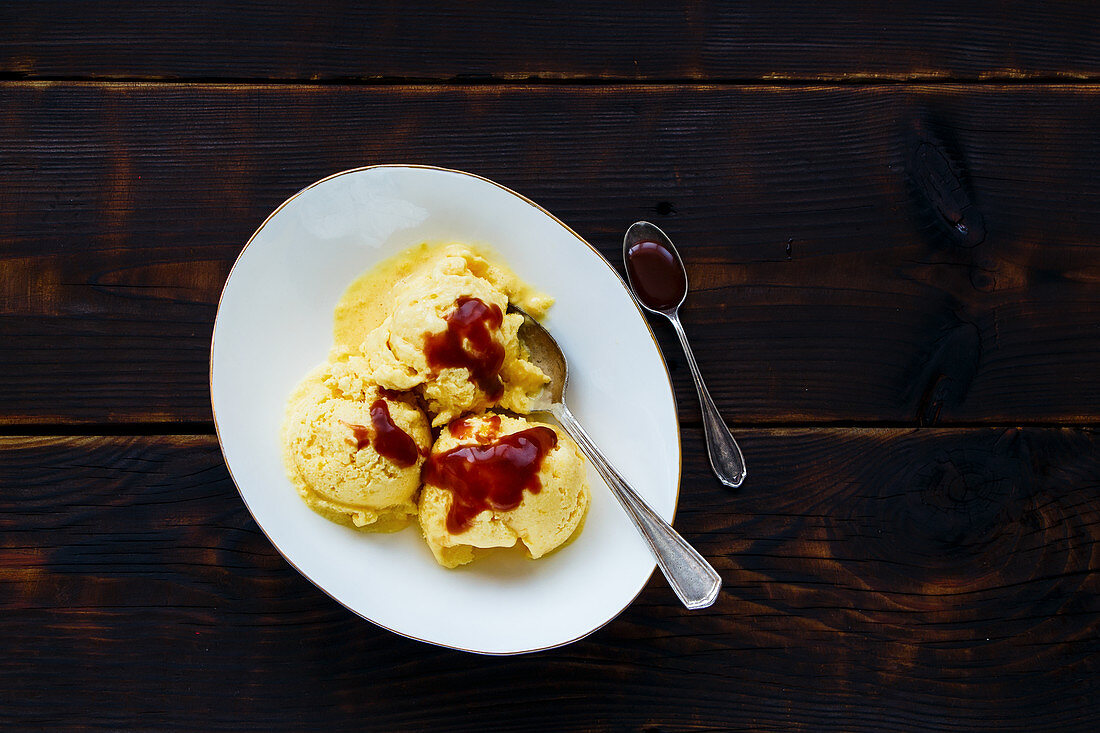 Schmelzendes Mangoeis mit Schokoladen-Karamell-Sauce