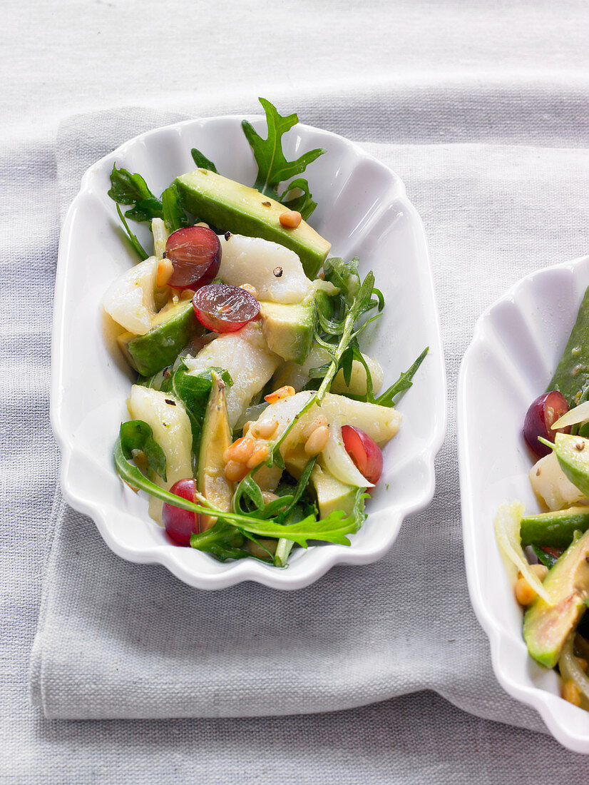 Avocado-Birnen-Salat mit Rucola, Pinienkernen und Trauben