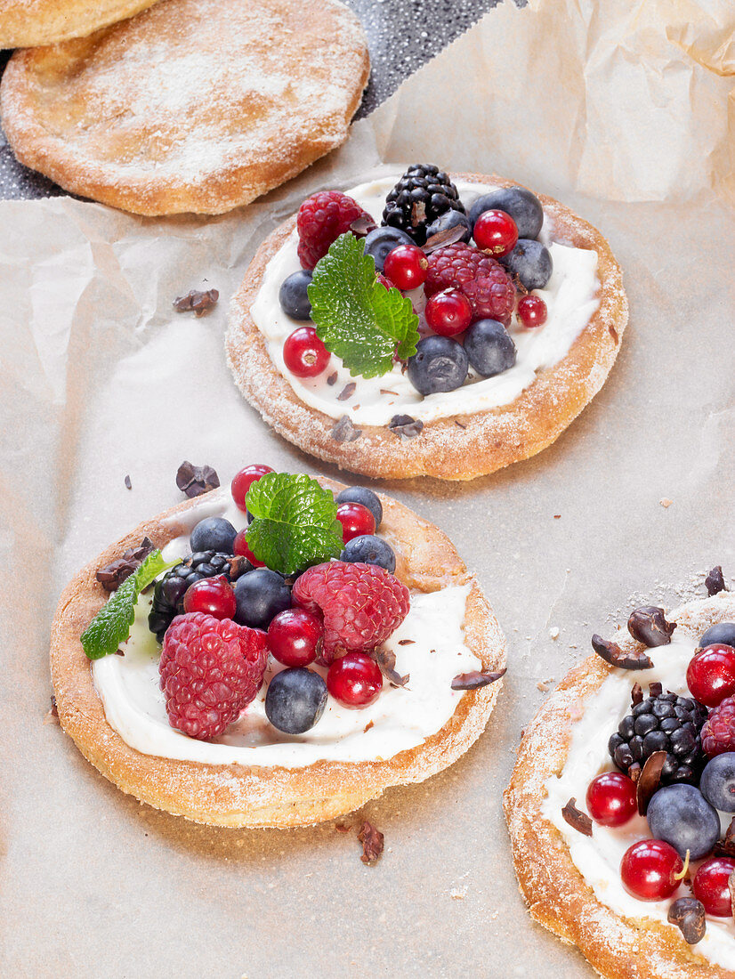 Mini berry pizzas with creamy quark