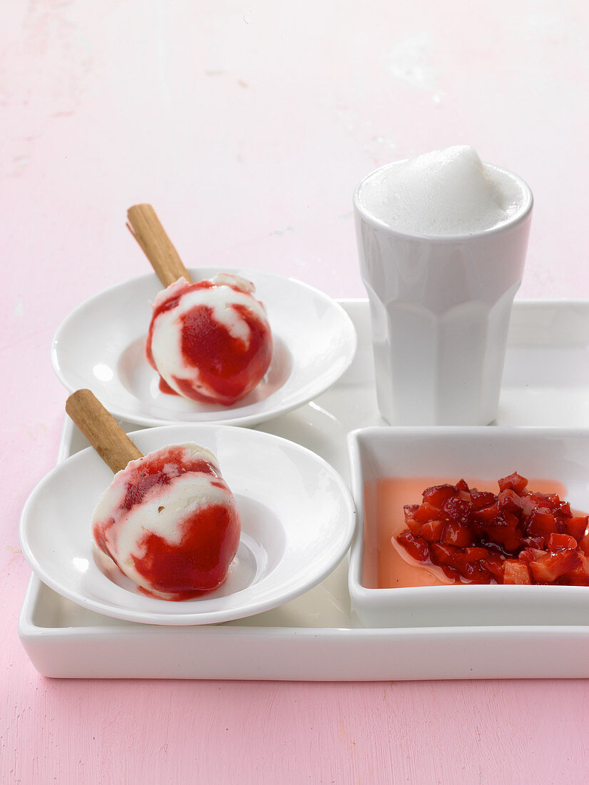 Erdbeer-Limetten-Eis am Stiel