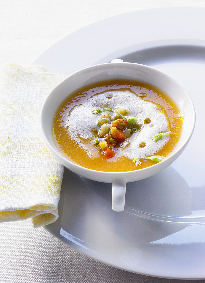 Süsskartoffelsuppe mit Karotten und Straußlattichknospen