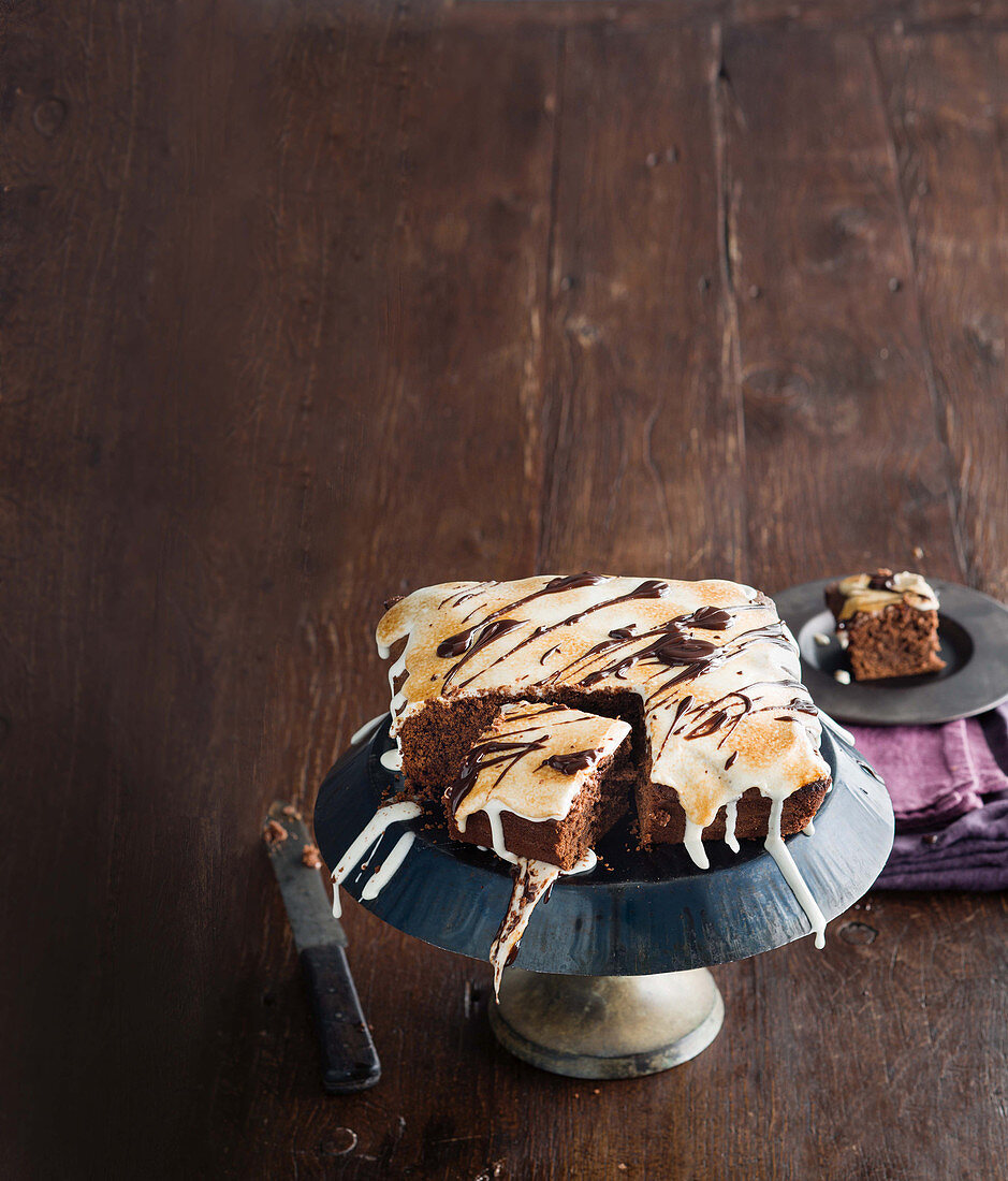 Mississippi Mud Cake vom Blech mit gegrillter Marshmallowhaube