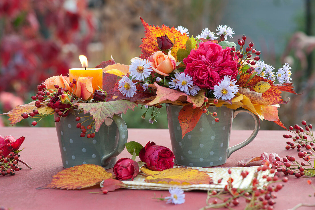 Kleiner Strauß und Kerzen - Dekoration mit Rosen und Herbstlaub