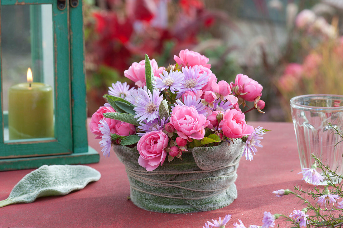 Kleines Gesteck aus Rosen und Astern