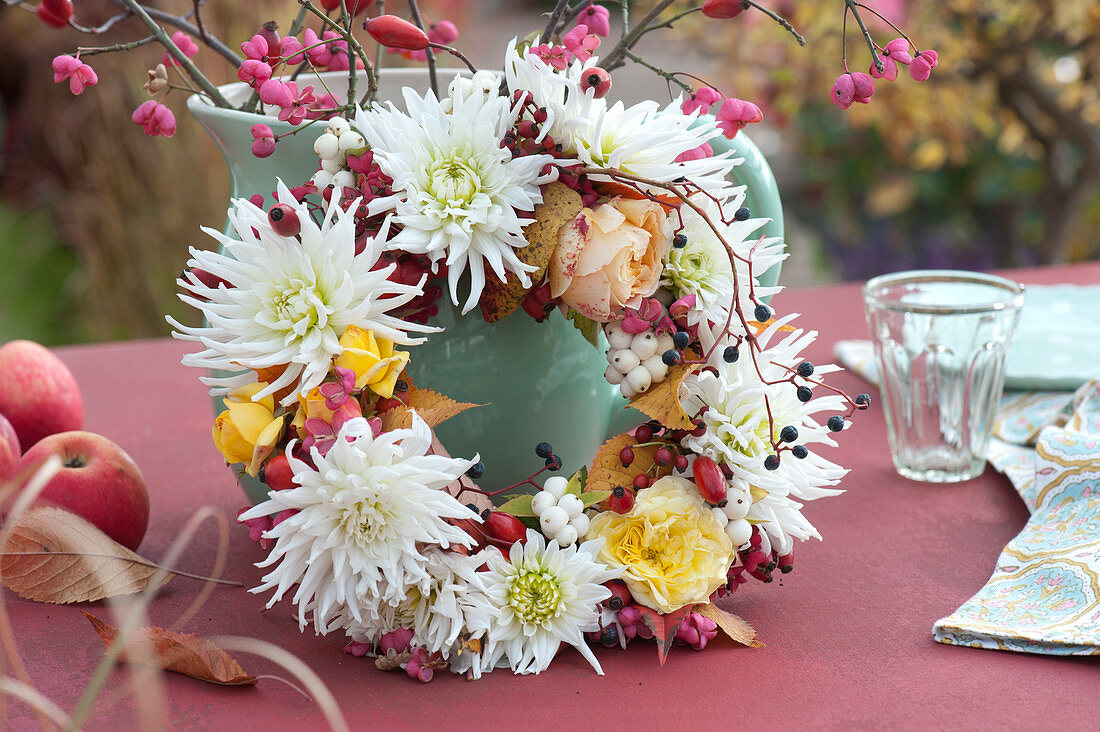 Dahlien, Rosen, Löwenmäulchen und Schneebeeren